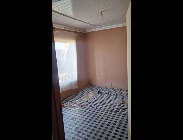 6 BEDROOM HOUSE FOR SALE IN TSAKANE EXT 12